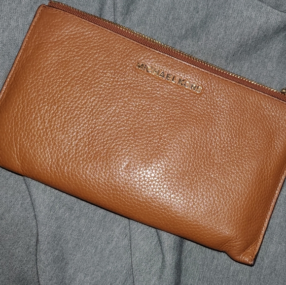 MICHAEL KORS WRISTLET gold hardware. - Picture 5 of 6